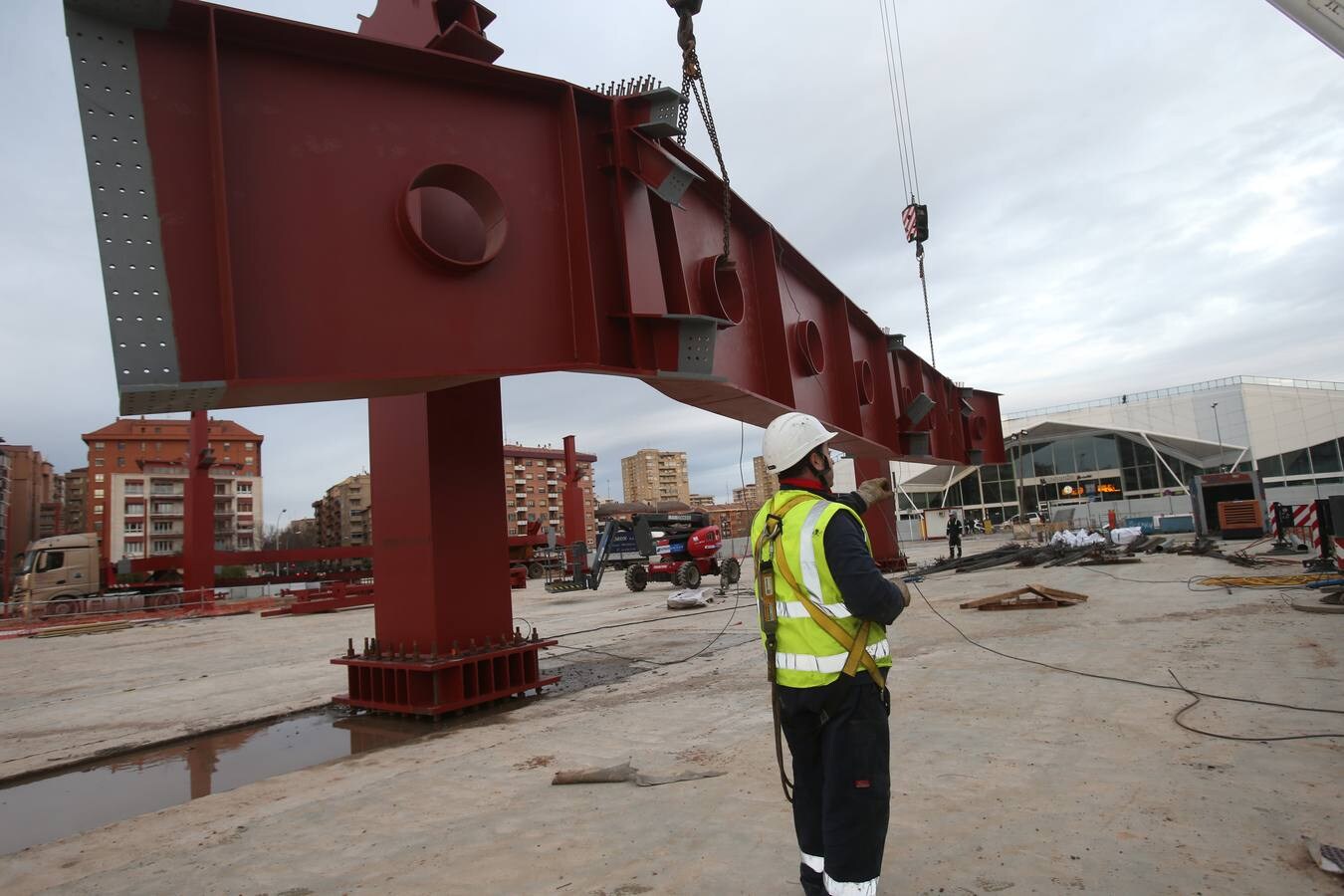 Las obras de la estación avanzan a buen ritmo con la instalación de dos enormes piezas metálicas de 35 toneladas.