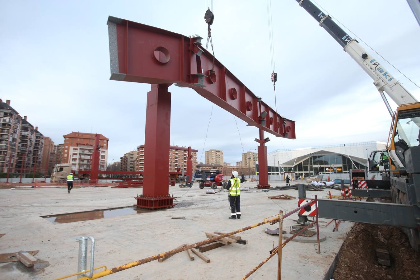 Las obras de la estación avanzan a buen ritmo con la instalación de dos enormes piezas metálicas de 35 toneladas.