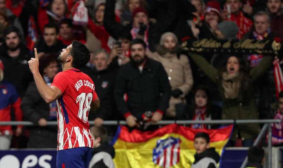 El Atlético se adelantó por mediación de Diego Costa, pero un autogol de Moyá y otro tanto de Correa dieron la victoria al equipo de Montella en la ida de cuartos de Copa del Rey.