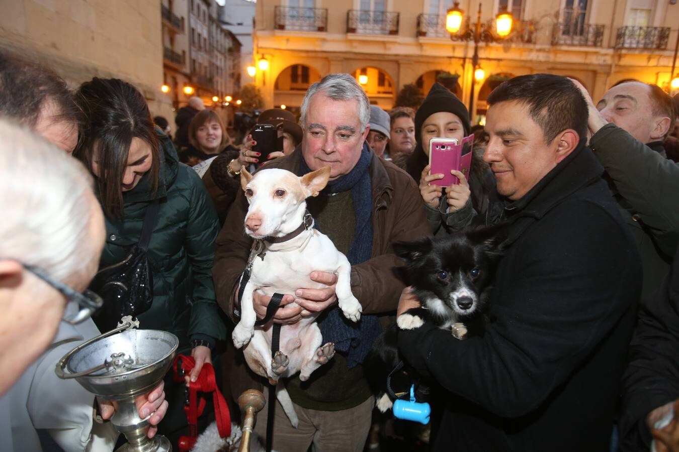 Numerosas personas acudieron con sus mascotas a la Plaza del Mercado para que fueran bendecidas frente a La Redonda