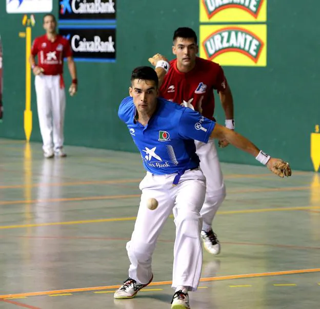 Víctor ataca a la pelota en presencia de su hermano Gorka. :: 