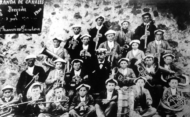 La Retina: banda de música de Canales de la Sierra, en 1900