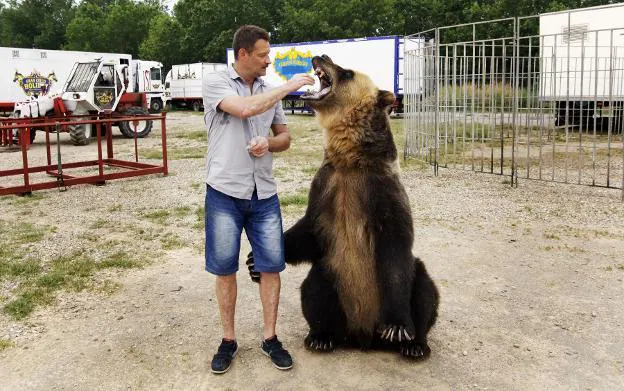 Un domador del Holiday y su oso, en una foto de archivo. :: j. herreros