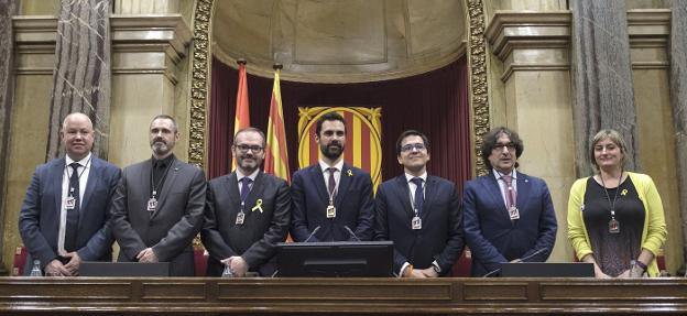 Los miembros de la Mesa del Parlament posan tras su elección. :: Martín Benet