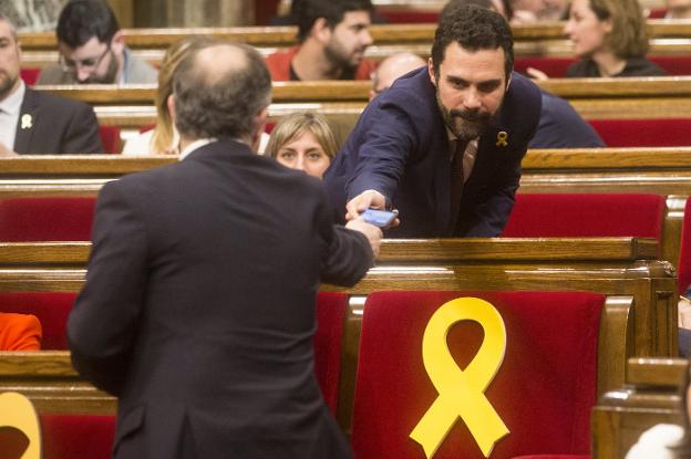 Desde Bruselas. Momento en el que Puigdemont felicita a Torrent por teléfono :: q. garcía / efe