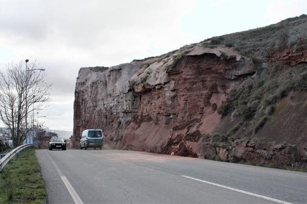 Una vez retiradas las rocas que cerraban el paso a los vehículos, el acceso vuelve a estar expedito. :: 
