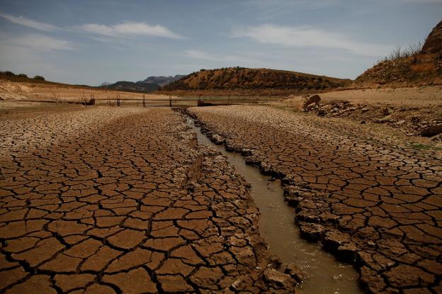 Pantano de Guadalteba en Ardales (Málaga), muy castigado por la sequía en agosto de 2017 :: jon nazca