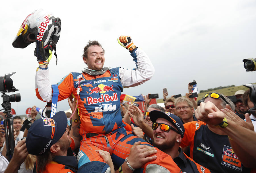 Matthias Walkner celebra el título de Rally Dakar en la modalidad de motos