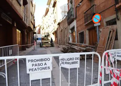 Imagen secundaria 1 - Trabajos en el entorno, calle Mayor cerrada al tráfico por peligro de derrumbe y cascotes junto al torreón del Sequeral. 