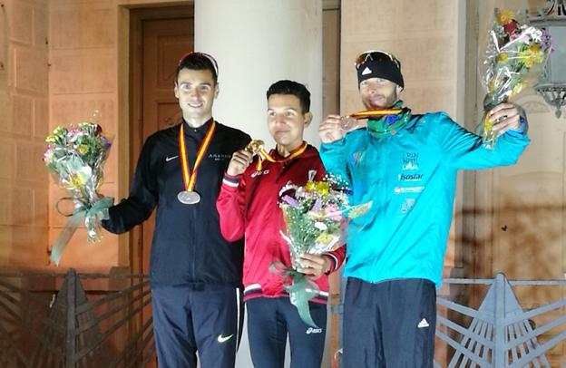 Camilo, en el segundo cajón del podio, con los otros dos medallistas. :: 