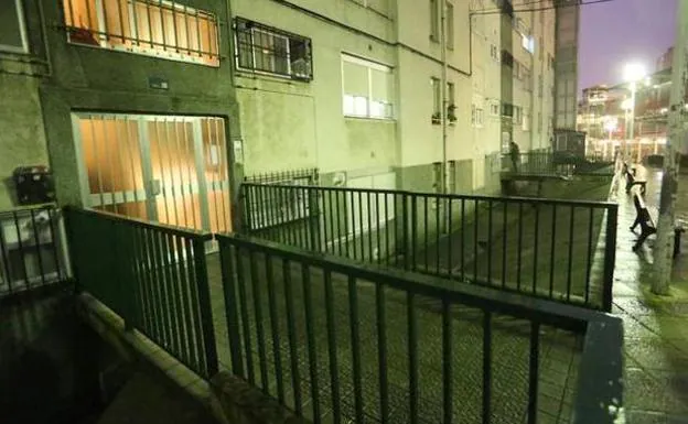 Imagen del portal donde vive el tercer detenido por el crimen de Bilbao.