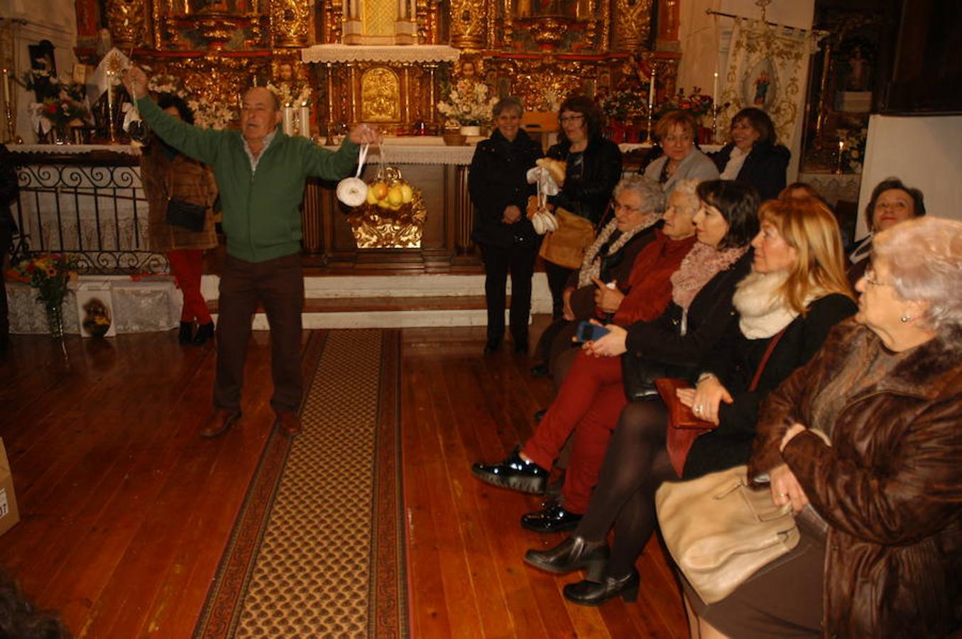 Los festejos en torno a San Antón y San Sebastián se celebran con fervor y alegría en Valdeperillo. La subasta de roscos, a cargo de José Ramón León, sirvió para recaudar 1.600 euros con la asistencia de un centenar de personas