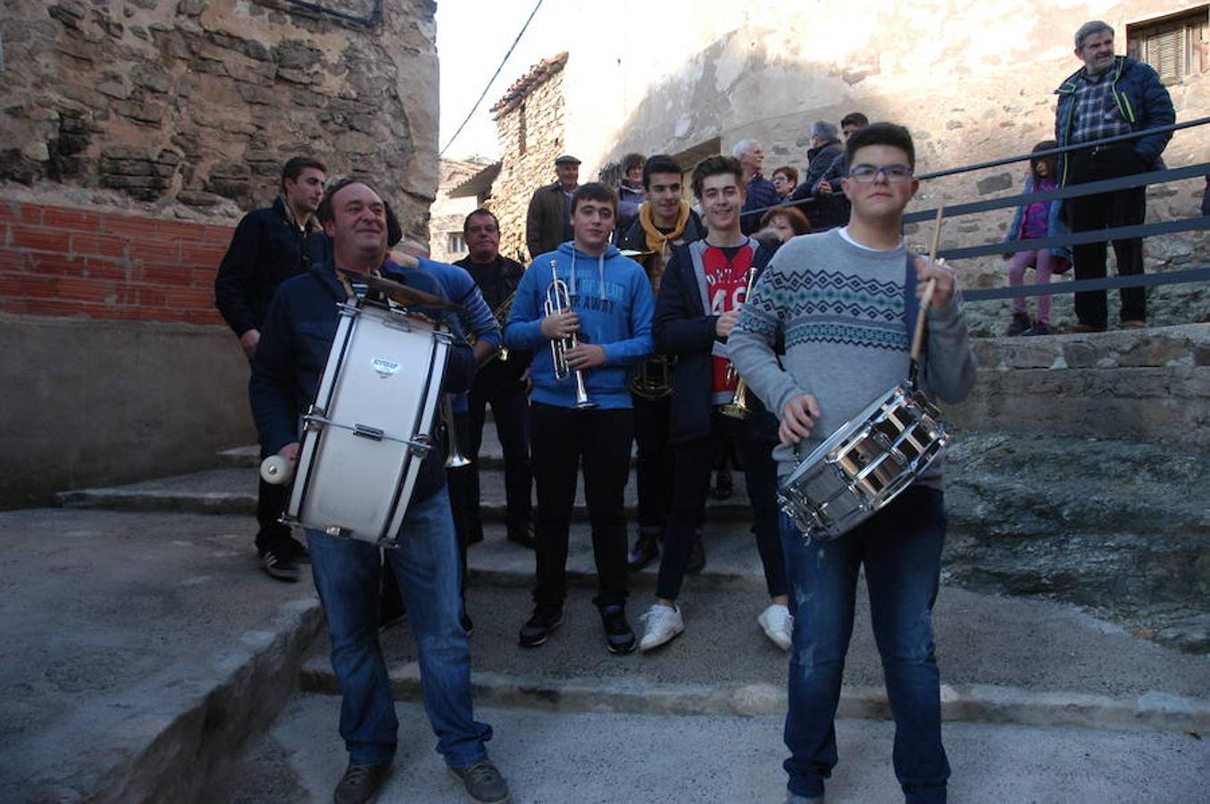 Los festejos en torno a San Antón y San Sebastián se celebran con fervor y alegría en Valdeperillo. La subasta de roscos, a cargo de José Ramón León, sirvió para recaudar 1.600 euros con la asistencia de un centenar de personas