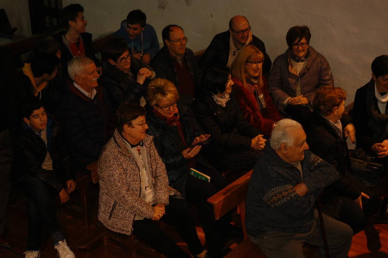 Los festejos en torno a San Antón y San Sebastián se celebran con fervor y alegría en Valdeperillo. La subasta de roscos, a cargo de José Ramón León, sirvió para recaudar 1.600 euros con la asistencia de un centenar de personas