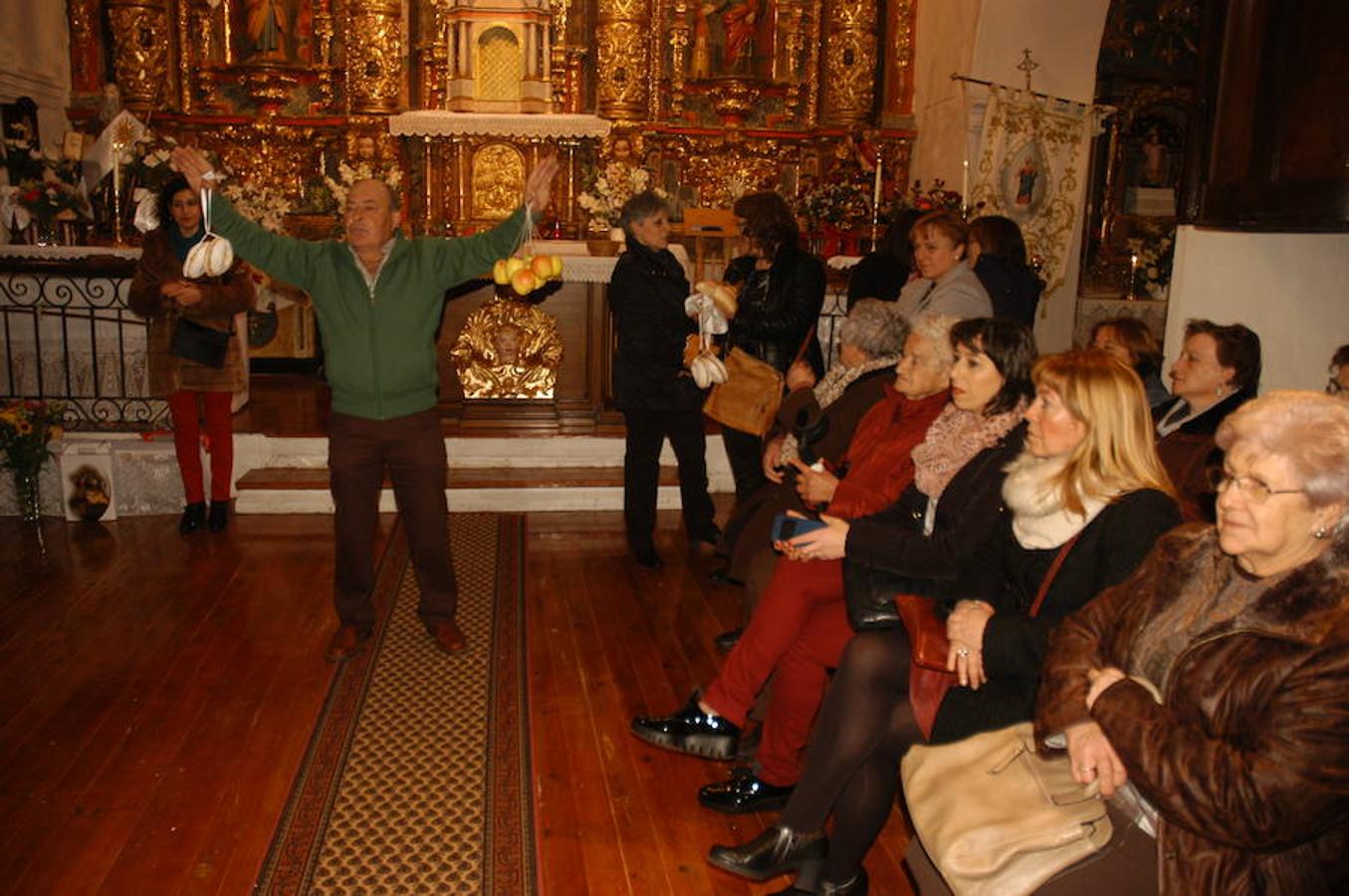 Los festejos en torno a San Antón y San Sebastián se celebran con fervor y alegría en Valdeperillo. La subasta de roscos, a cargo de José Ramón León, sirvió para recaudar 1.600 euros con la asistencia de un centenar de personas