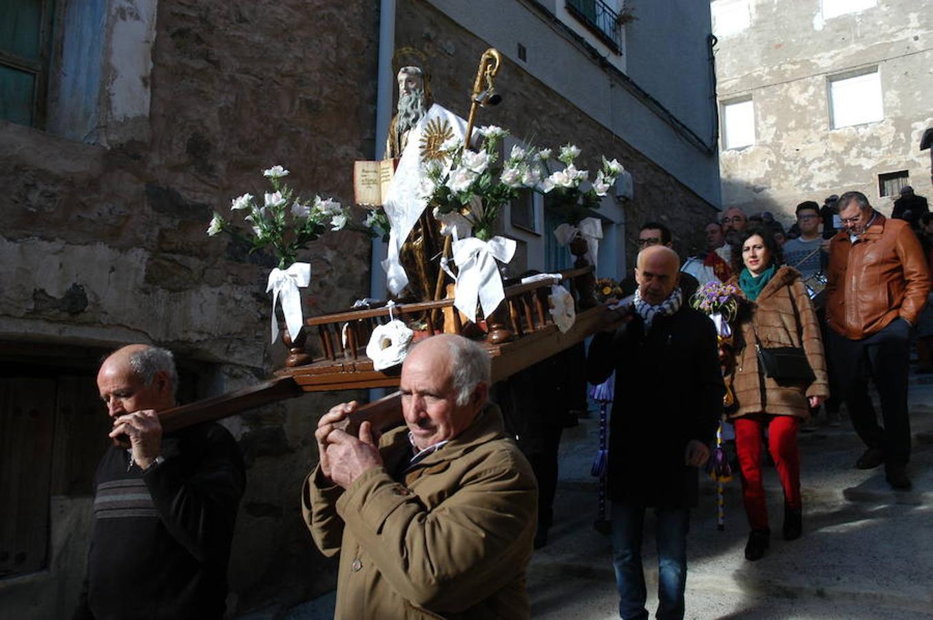 Los festejos en torno a San Antón y San Sebastián se celebran con fervor y alegría en Valdeperillo. La subasta de roscos, a cargo de José Ramón León, sirvió para recaudar 1.600 euros con la asistencia de un centenar de personas