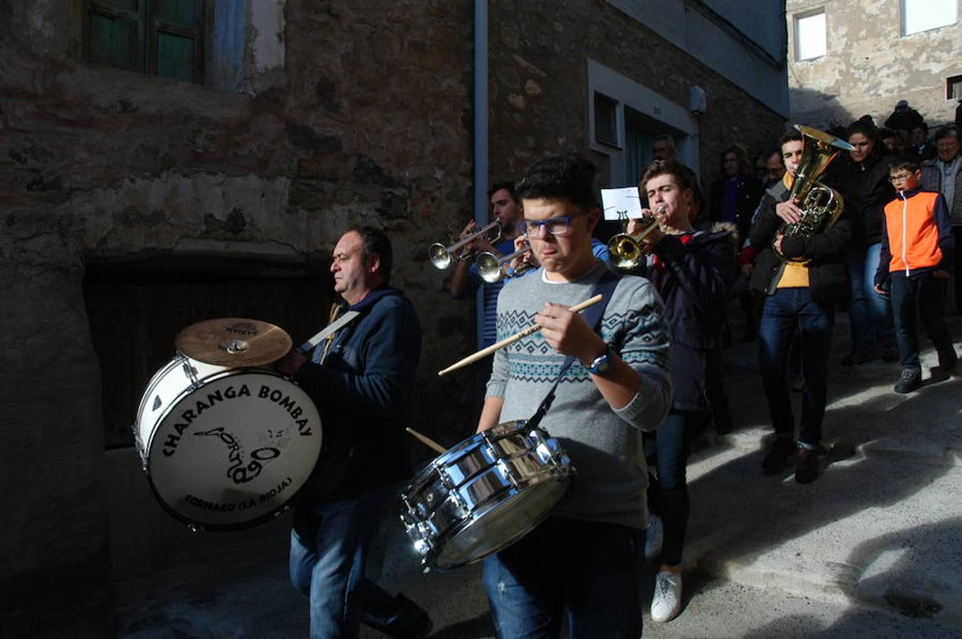 Los festejos en torno a San Antón y San Sebastián se celebran con fervor y alegría en Valdeperillo. La subasta de roscos, a cargo de José Ramón León, sirvió para recaudar 1.600 euros con la asistencia de un centenar de personas