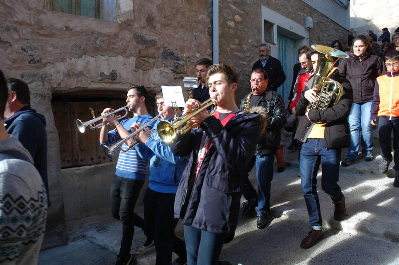 Los festejos en torno a San Antón y San Sebastián se celebran con fervor y alegría en Valdeperillo. La subasta de roscos, a cargo de José Ramón León, sirvió para recaudar 1.600 euros con la asistencia de un centenar de personas