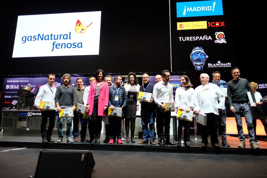 La organización, autoridades y chefs, en una fotografía de familia.