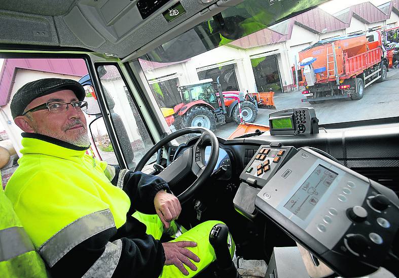 Un conductor, a bordo de una máquina quitamieves. 