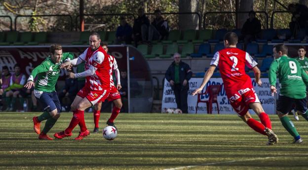 Pini, autor del cuarto gol del Varea, trata de frenar un ataque berceísta. :: 