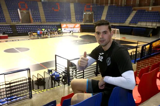 Ángel Fernández, ayer, en el Palacio de los Deportes, antes del entrenamiento franjivino. :: 
