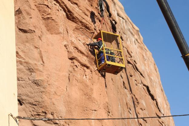 Operarios de la brigada de obras examinaron de cerca la zona y retiraron rocas inestables. :: 