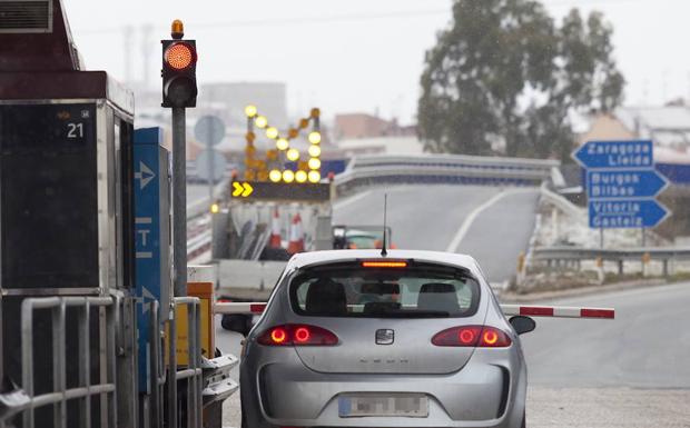 Un vehículo accede a la AP 68 dsede el peaje de Logroño. 