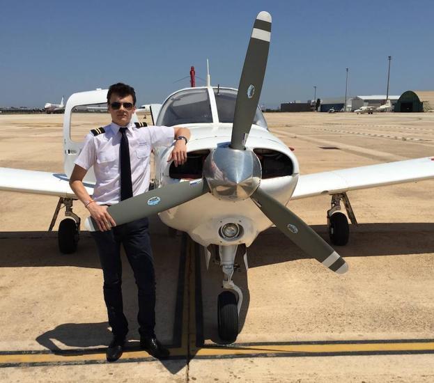 Álvaro, en una sesión de instrucción de vuelo, con un monomotor. 