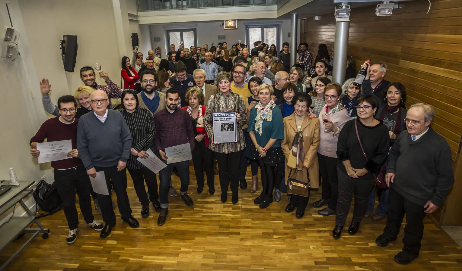 En este acto en la Asociación de la Prensa se ha homenajeado a la periodista Teresa Alonso, recientemente prejubilada de Radio Rioja, así como se ha recodado a Emilio Ramírez, de Diario La Rioja, quien falleció el pasado 22 de diciembre. Además se ha dado la bienvenida a doce nuevos asociados