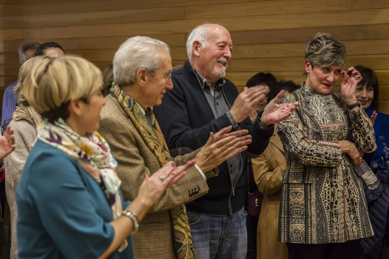 En este acto en la Asociación de la Prensa se ha homenajeado a la periodista Teresa Alonso, recientemente prejubilada de Radio Rioja, así como se ha recodado a Emilio Ramírez, de Diario La Rioja, quien falleció el pasado 22 de diciembre. Además se ha dado la bienvenida a doce nuevos asociados