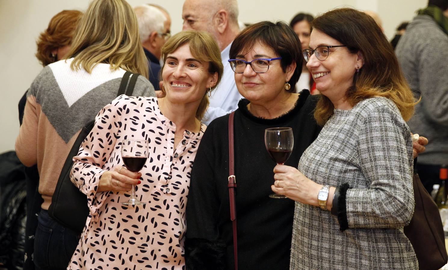 En este acto en la Asociación de la Prensa se ha homenajeado a la periodista Teresa Alonso, recientemente prejubilada de Radio Rioja, así como se ha recodado a Emilio Ramírez, de Diario La Rioja, quien falleció el pasado 22 de diciembre. Además se ha dado la bienvenida a doce nuevos asociados