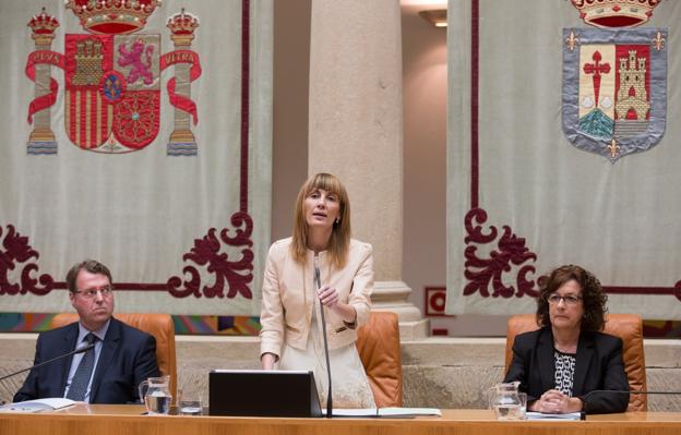 González, junto a los miembros de Cs y PSOE en la constitución del Parlamento en junio del 2015. :: s. t.