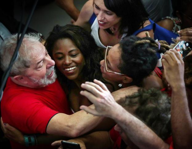 El expresidente brasileño, abrazado por varias simpatizantes en el Sindicato de Metalúrgicos de Sao Bernardo . ::  Fernando Bizerra Jr./efe