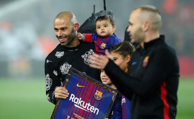 Mascherano recibe la última ovación del Camp Nou