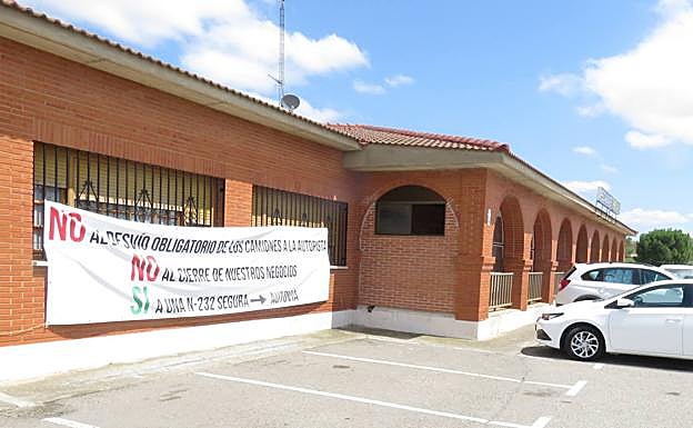 Una foto de archivo de un restaurante en la N-232 que mostró su desacuerdo con la medida del desvío oligatorio de camiones. 