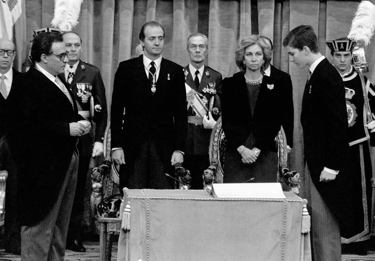 30 de enero de 1986: Don Felipe cumple la mayoría de edad y jura la Constitución ante las Cortes, Congreso y Senado. 