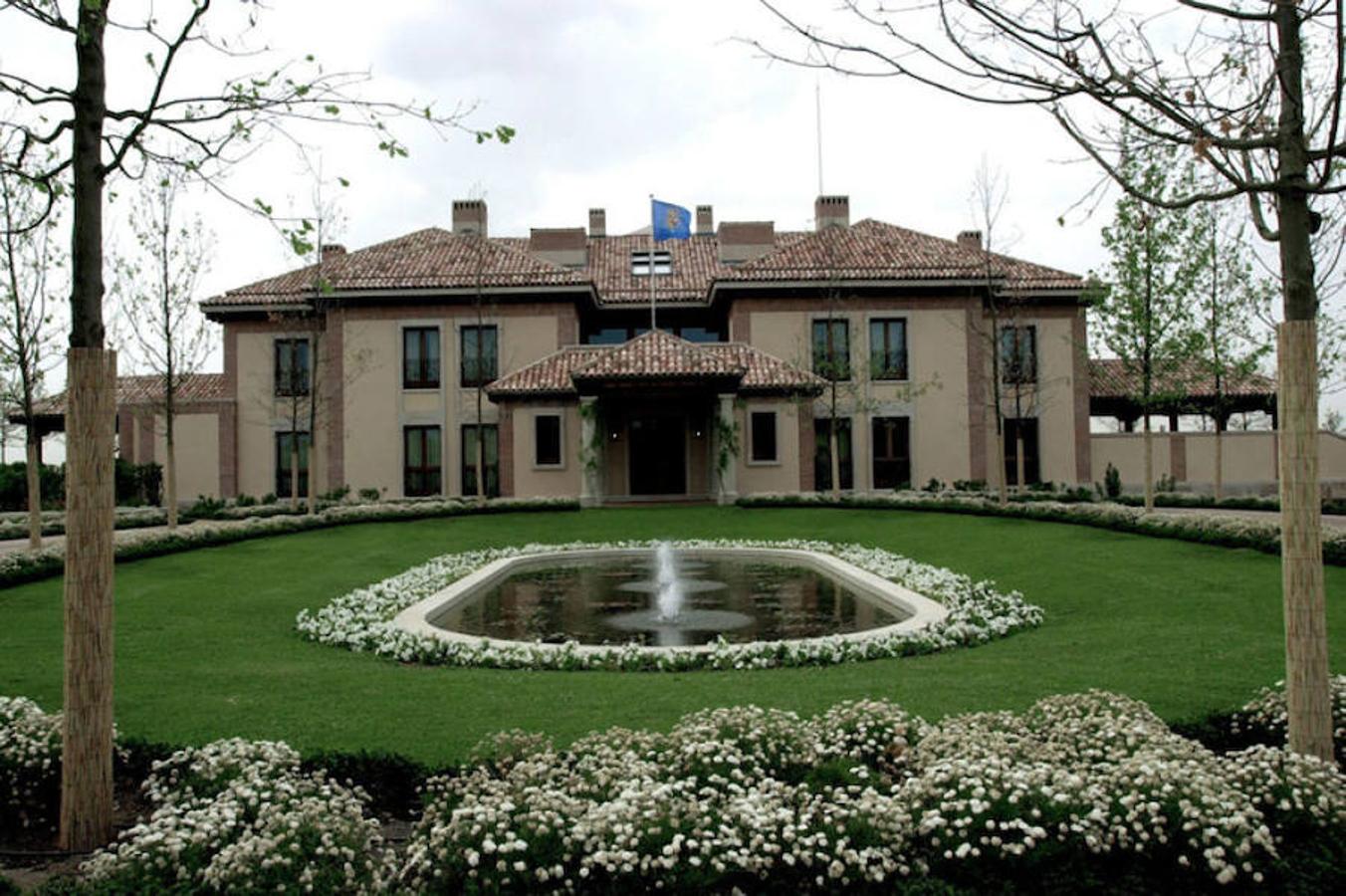 En 2002, don Felipe pasa a vivir en el Pabellón del Príncipe, una casa-palacio dentro del complejo del Palacio de la Zarzuela.