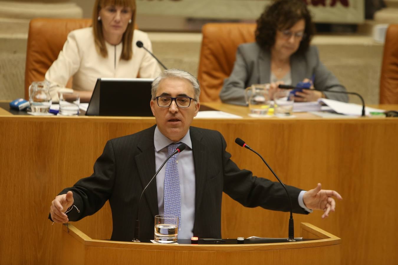 El Parlamento de La Rioja ha aprobado este viernes los proyectos de Ley de Presupuestos Generales de la Comunidad Autónoma de La Rioja y de Medidas Fiscales y Administrativas para 2018 con el voto a favor de los diputados del Partido Popular, la abstención de Ciudadanos y el voto en contra de PSOE y Podemos en todos sus títulos.