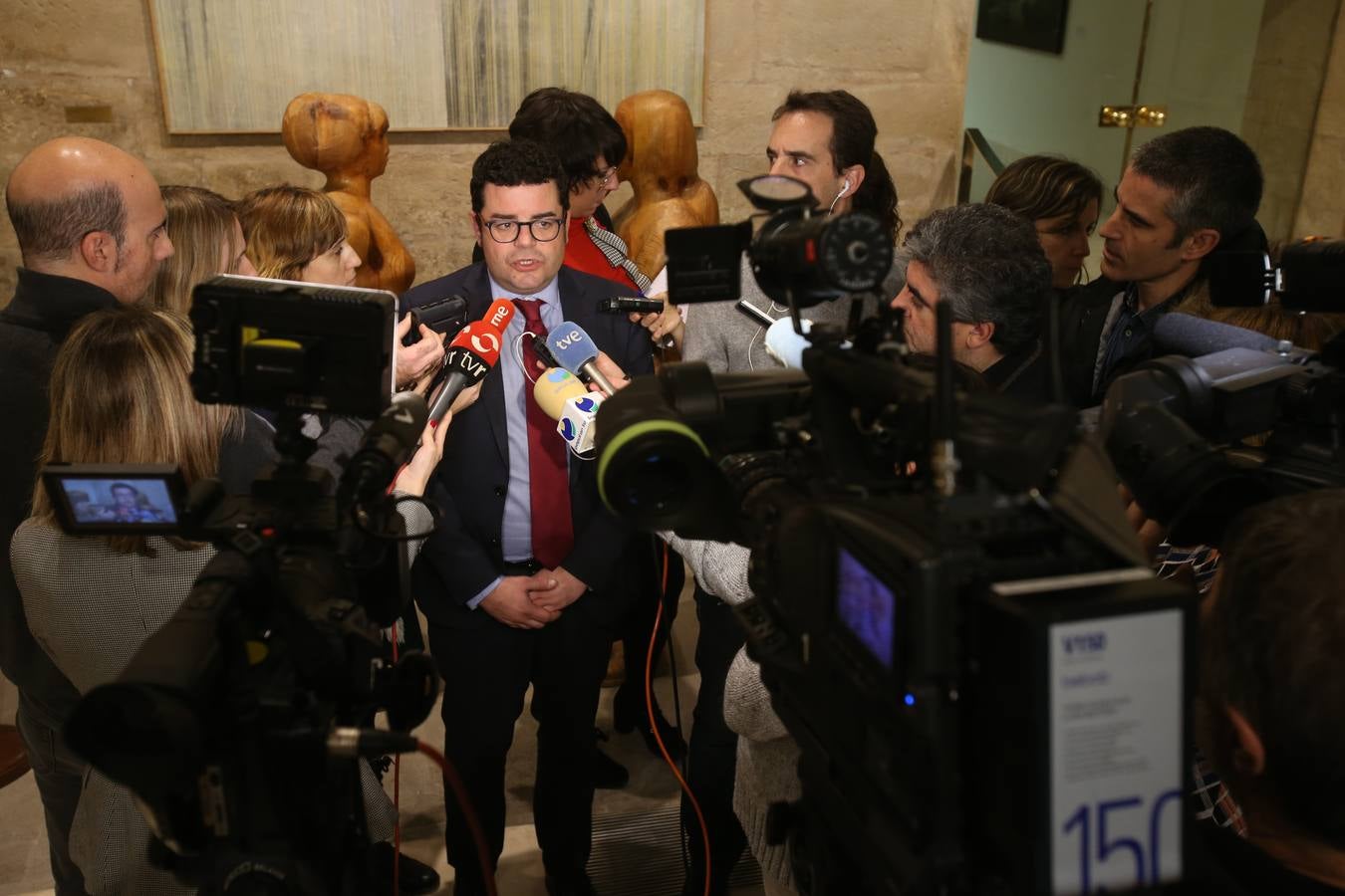 El Parlamento de La Rioja ha aprobado este viernes los proyectos de Ley de Presupuestos Generales de la Comunidad Autónoma de La Rioja y de Medidas Fiscales y Administrativas para 2018 con el voto a favor de los diputados del Partido Popular, la abstención de Ciudadanos y el voto en contra de PSOE y Podemos en todos sus títulos.