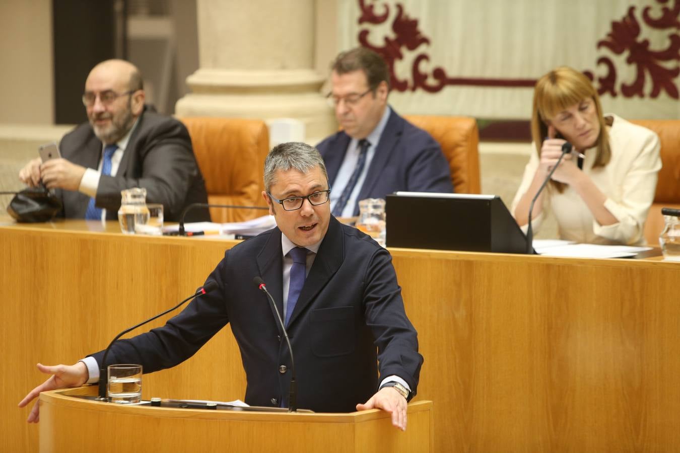 El Parlamento de La Rioja ha aprobado este viernes los proyectos de Ley de Presupuestos Generales de la Comunidad Autónoma de La Rioja y de Medidas Fiscales y Administrativas para 2018 con el voto a favor de los diputados del Partido Popular, la abstención de Ciudadanos y el voto en contra de PSOE y Podemos en todos sus títulos.