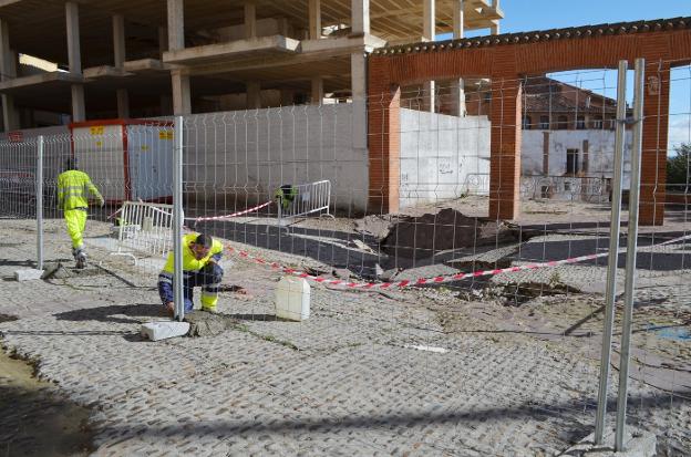 Ayer quedó vallada la zona de actuación en la plaza de la Verdura para la ejecución de las obras en la próxima semana. :: i. álvarez. 