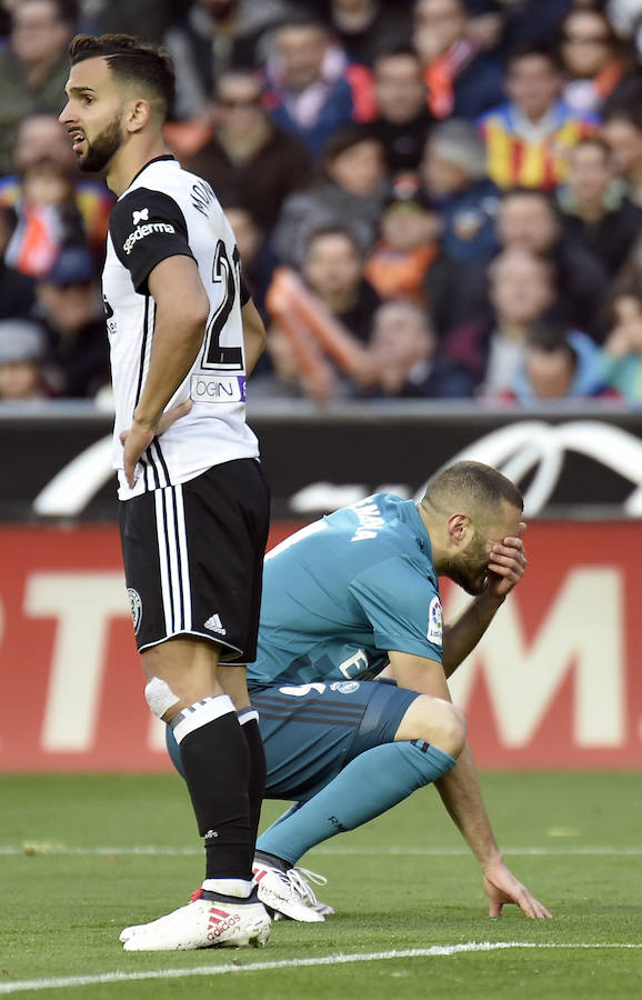 El Real Madrid venció a domicilio por 1-4 al Valencia en Mestalla en la jornada 21 del campeonato liguero. Cristiano anotó un doblete de penalti y Mina recortó distancias pero los goles de Marcelo y Kroos terminaron por dar la victoria al cuadro blanco.