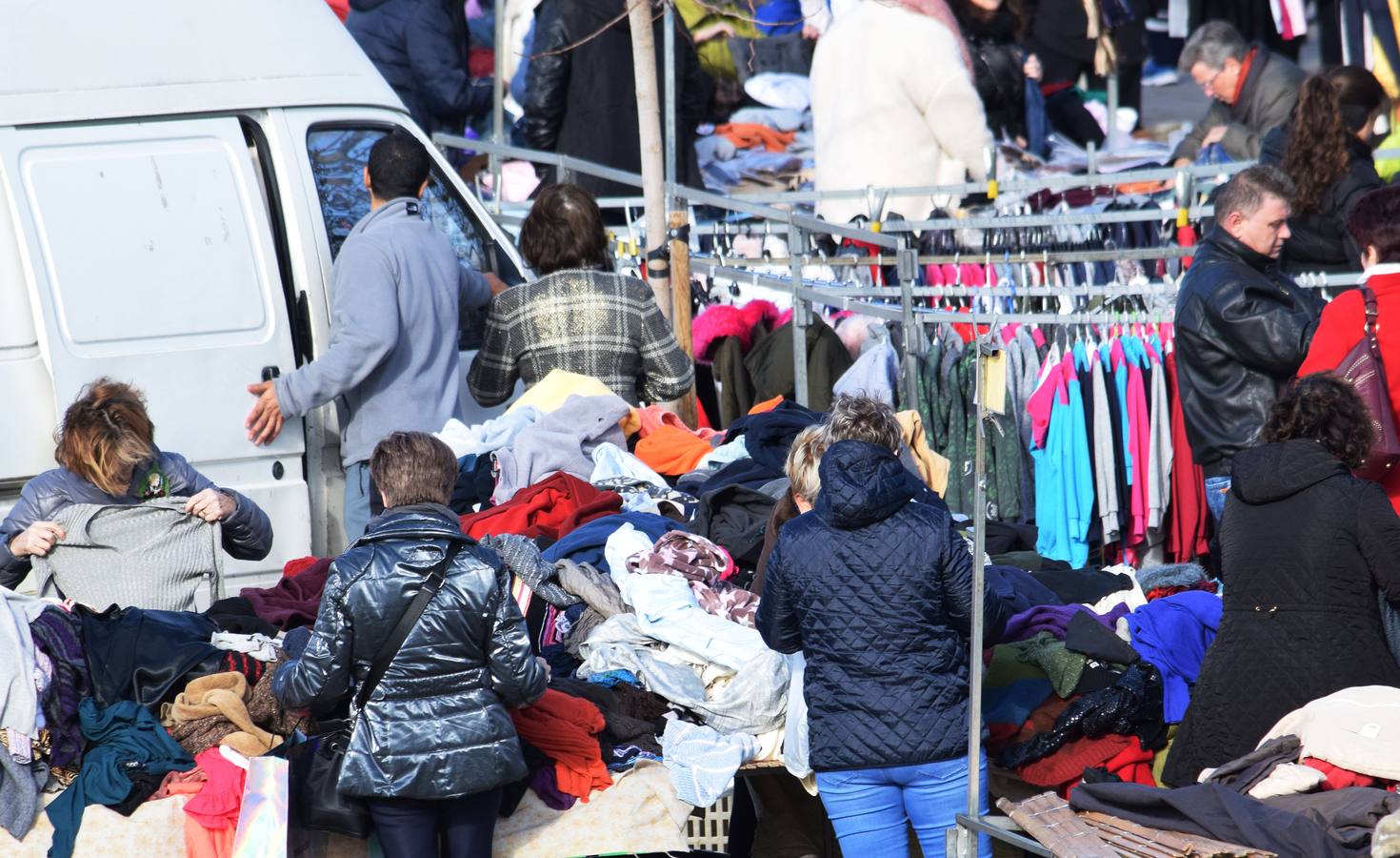 Numerosos ciudadanos se acercan a sus puestos en busca de una 'ganga'