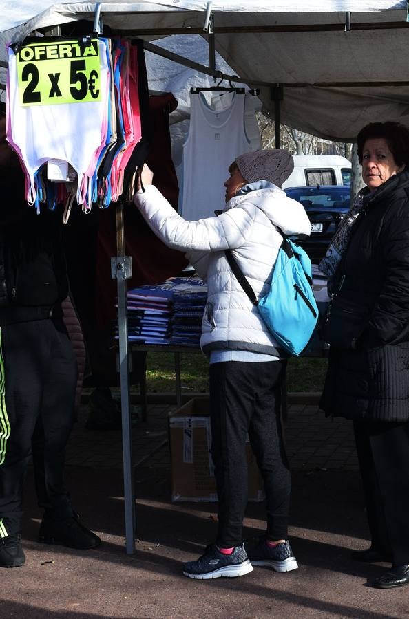 Numerosos ciudadanos se acercan a sus puestos en busca de una 'ganga'