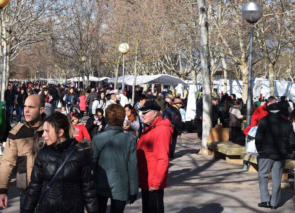 Numerosos ciudadanos se acercan a sus puestos en busca de una 'ganga'