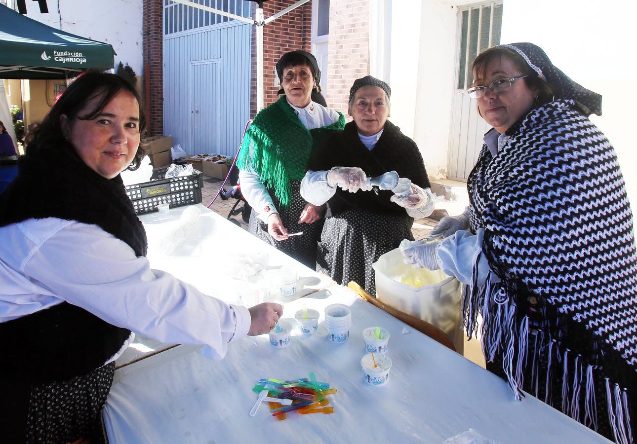 Se ha realizado una demostración de cómo se hacía el llenado de las Neveras en la antigüedad y se ha degustado un granizado de vino y unas patatas con chorizo