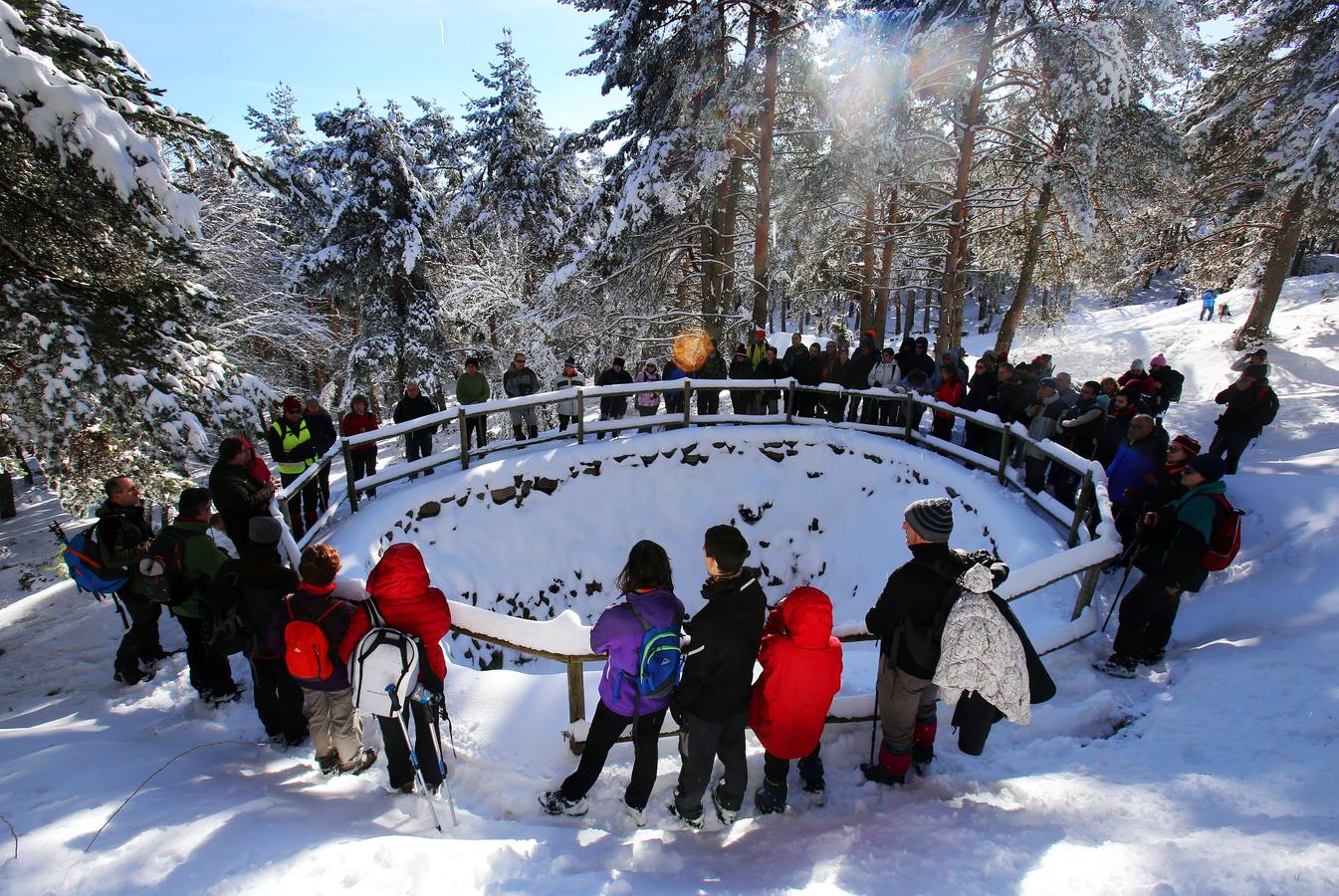Se ha realizado una demostración de cómo se hacía el llenado de las Neveras en la antigüedad y se ha degustado un granizado de vino y unas patatas con chorizo