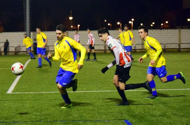 Sergio Benito, en el centro, marcó el primer gol del triunfo de la UDL Promesas sobre el Calasancio. :: 