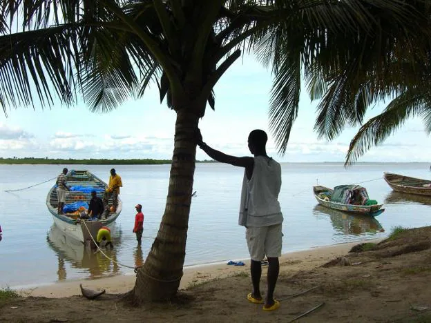 La isla de Diogué, en la desembocadura del río Casamance, es punto de partida de rutas de emigración. :: luis de vega